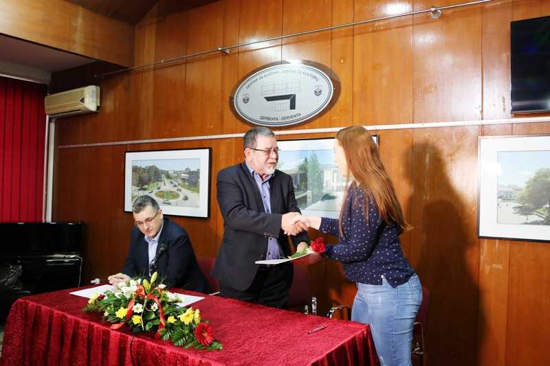 U DERVENTI POTPISANI UGOVORI O STIPENDIRANJU