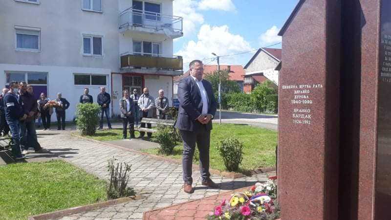 Начелник Видић полаже вијенац 