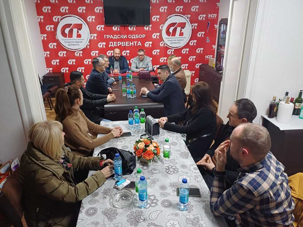 ТРАДИЦИЈА КОЈА ТРАЈЕ: СОЦИЈАЛИСТИ УПРИЛИЧИЛИ ПРАЗНИЧНИ ПРИЈЕМ ЗА ПРЕДСТАВНИКЕ МЕДИЈА