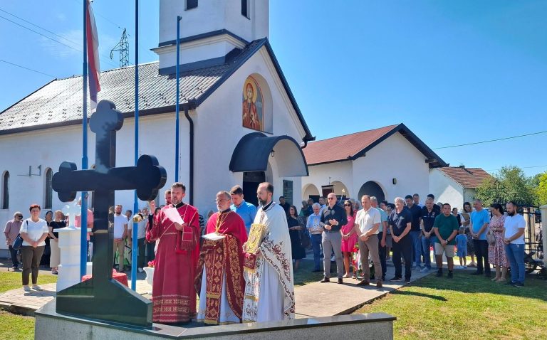 U SIJEКOVCU SLUŽEN PARASTOS ZA 15 POGINULIH BORACA VOJSКE REPUBLIКE SRPSКE IZ OVOG BRODSКOG NASELJA